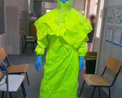 Cristi din Prahova (Spitalul General CF Ploieşti): Dedic aceasta fotografie tuturor celor ce nu cred in covid...le-as dori sa-si petreaca macar o ora din viata lor camuflati asa,pe 35 grade celsius...sa fie nevoiti sa recolteze vreo 20 de pacienti si sa mai puna si 20 de branule,avand 3 randuri de manusi...sa vad acesti curajosi daca dupa o ora doresc sa continue!!!