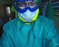 Raduj Ruxandra din București (INBI Prof. Dr.Matei Bals): Ca medic rezident anul I, nu ma asteptam la repartitie sa aleg Boli Infectioase, a fost o decizie spontata. Am devenit, pana la inceperea stagiului in februarie, pasionata sa citesc despre teribilele pandemii din istorie si sa realizez cat de importanta este aceasta specializare. Ducem dintotdeauna un razboi cu aceste entitati puternice, invizibile ochiului uman. Apoi am auzit despre o posibila epidemie in China...si...mai departe stim cu totii ce a urmat. Respect tuturor cadrelor medicale! Sa iesim sanatosi, plini de experienta si recunoscatori din aceasta pandemie!